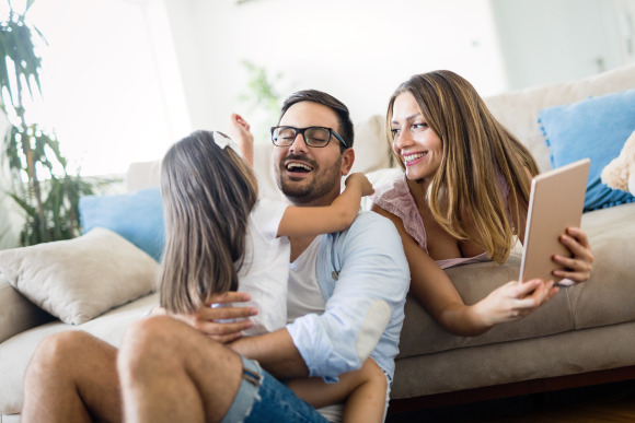 Familie auf Sofa